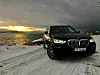 SJEFEN I GATA. BMW X5 xDrive 45e er et seriøst langt modellnavn, men såpass må det nesten være når man kombinerer det absolutt ypperste som både elektrisitet og en moderne forbrenningsmotor kan lage sammen. Foto: Alle foto: Helge Simonsen