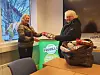 Tok imot. Gro-Anita Olsen (t.v.) fra Fauske frivilligsentral tar imot gavene fra Irene Reffhaug i Mørsvikbotn sanitetsforening. Alle foto: Privat