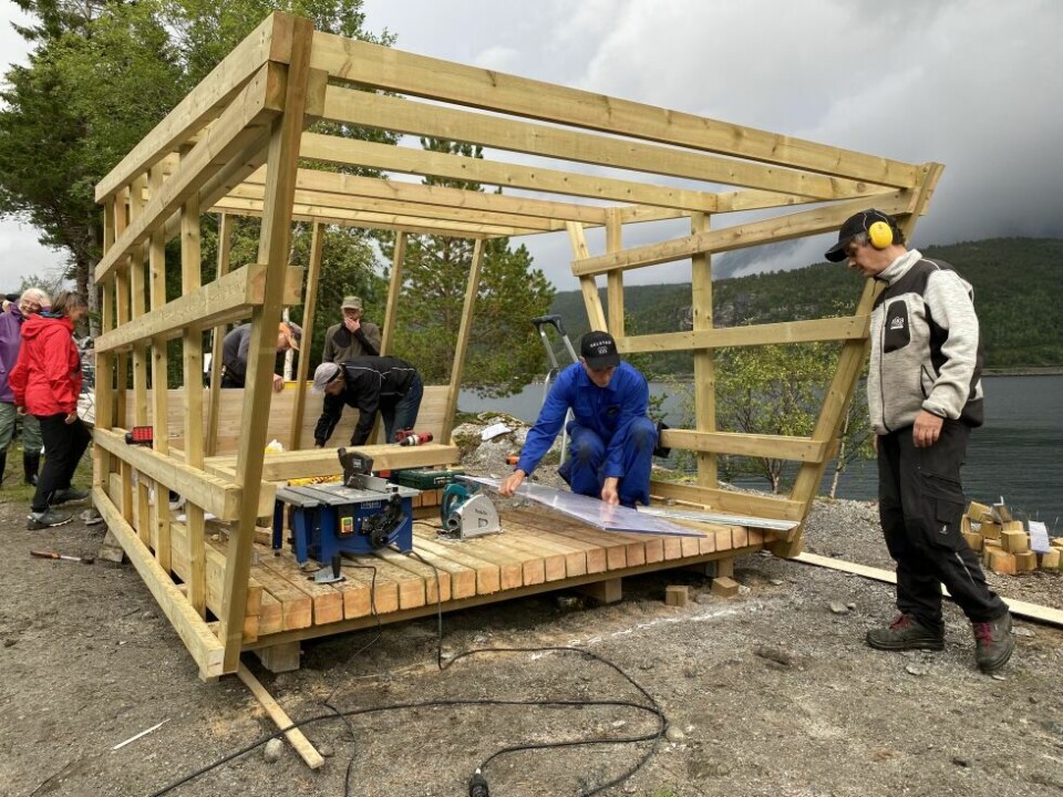 Å delta på dugnad for å skape noe i lokalsamfunnet, kan bidra til bolyst. Både det å være med på selve dugnaden og det som skapes. Her fra dugnad på gapahuken på Mørsviknes i 2021. Å delta på dugnad for å skape noe i lokalsamfunnet, kan bidra til bolyst. Både det å være med på selve dugnaden og det som skapes. Her fra dugnad på gapahuken på Mørsviknes i 2021. Foto: Eva S. Winther