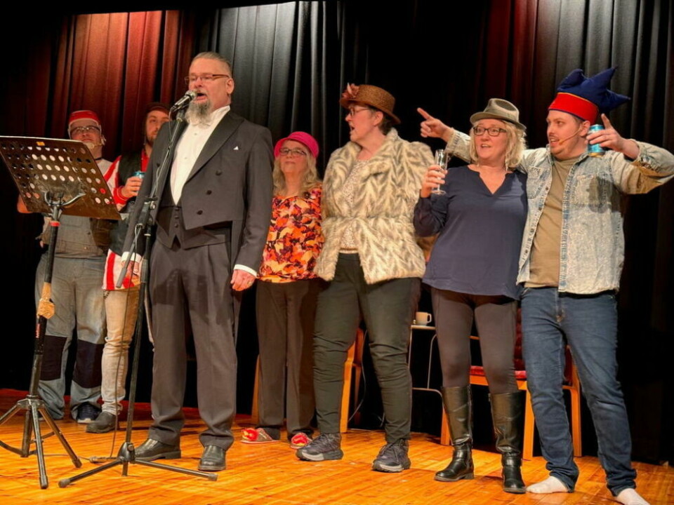 JUBILEUM. Junkerdalsrevyen inviterer publikum til en skikkelig feiring av 35 år med latter og glede i fjellbygda. Fra venstre: Frode Aronsen (51), Danny Hendlich (38), Frank-Arne Nilsen (53), Rutt Gustavsen (70), Lill Nybakk (60), Merethe Johansen (56) og Lars-Odin Johansen (27) JUBILEUM. Junkerdalsrevyen inviterer publikum til en skikkelig feiring av 35 år med latter og glede i fjellbygda. Fra venstre: Frode Aronsen (51), Danny Hendlich (38), Frank-Arne Nilsen (53), Rutt Gustavsen (70), Lill Nybakk (60), Merethe Johansen (56) og Lars-Odin Johansen (27) Foto: Christine Karijord