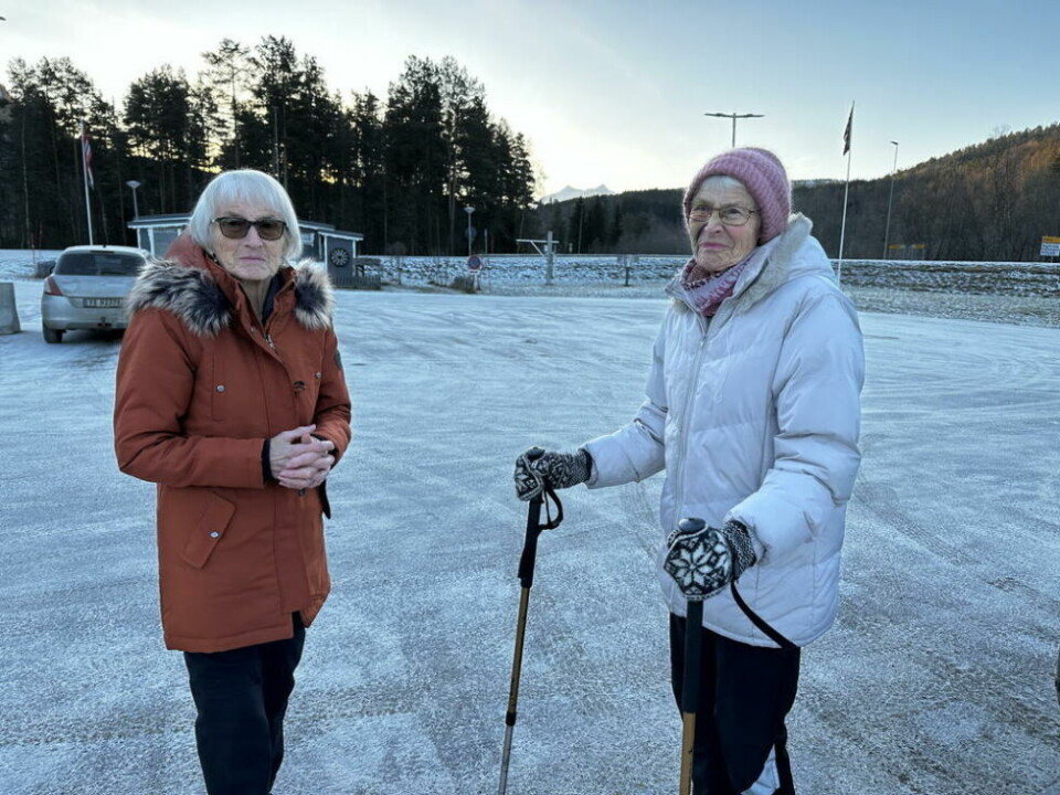 JULSTOMP. De to saltdalskvinnene er fortsatt sprek nok. Men dessverre er de jo nå konfirmert og litt for voksne for å gå Julstomp selv. - Det er fint at tradisjonen fortsatt finnes, om enn i en litt annen form, mener de. JULSTOMP. De to saltdalskvinnene er fortsatt sprek nok. Men dessverre er de jo nå konfirmert og litt for voksne for å gå Julstomp selv. - Det er fint at tradisjonen fortsatt finnes, om enn i en litt annen form, mener de. Foto: Erica Restoften