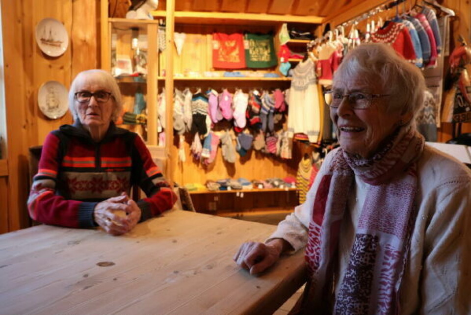 TRADISJON. - Det er mye som er annerledes nå enn da vi var små barn. Så det er jo fint at i alle fall denne tradisjonen holder stand i Saltdal, mener svigerinnene Lillian Nilsen og Astrid Nilsen, på besøk på Nordnes kro. TRADISJON. - Det er mye som er annerledes nå enn da vi var små barn. Så det er jo fint at i alle fall denne tradisjonen holder stand i Saltdal, mener svigerinnene Lillian Nilsen og Astrid Nilsen, på besøk på Nordnes kro. Foto: Erica Restoften