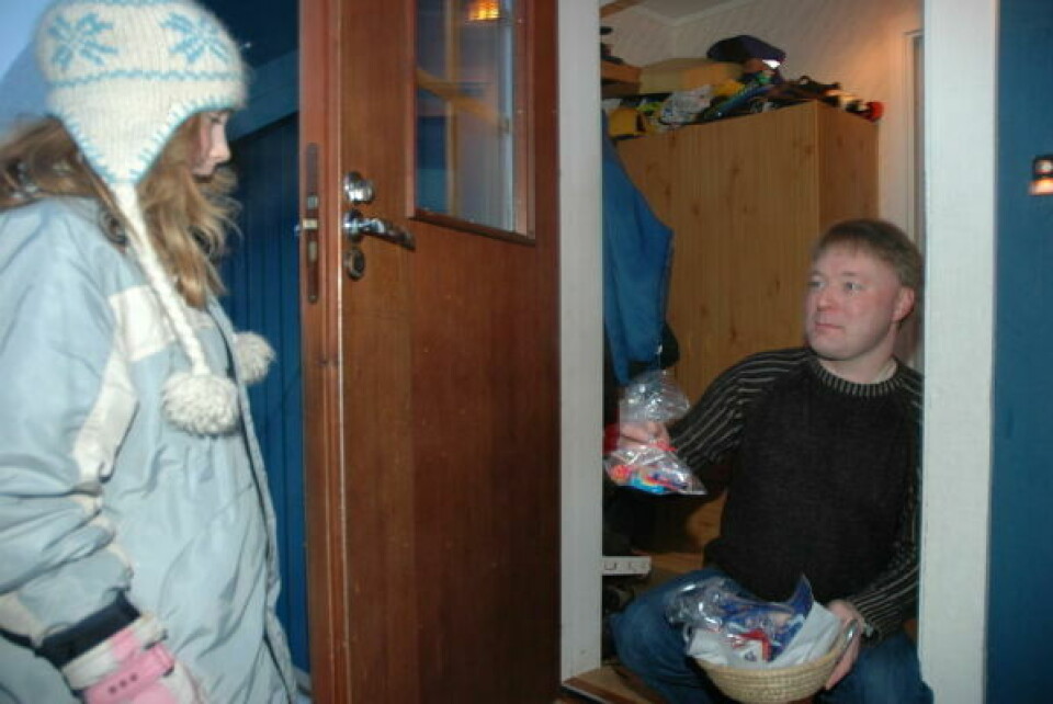 FRA ARKIVET. Trond Karlsen deler ut Julstomp til Reidun Jentoft i 2004 FRA ARKIVET. Trond Karlsen deler ut Julstomp til Reidun Jentoft i 2004 Foto: Arkiv