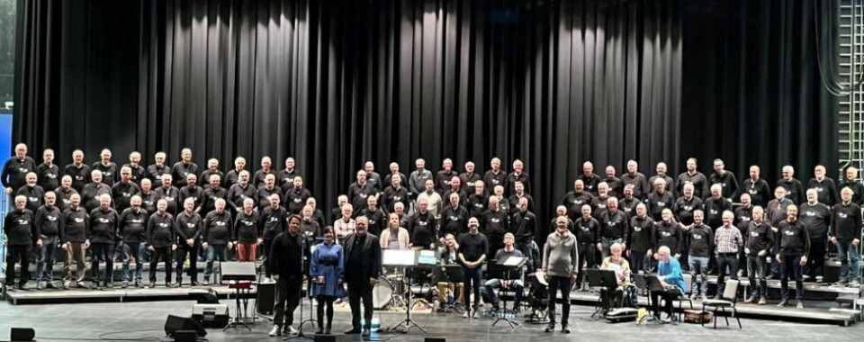 ØVE. De tre korene oppstilt i Stormen med solister, dirigenter og musikere i forgrunnen. ØVE. De tre korene oppstilt i Stormen med solister, dirigenter og musikere i forgrunnen. Foto: Hilde Danketsen
