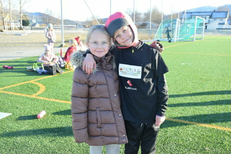 KOSTE SEG. Mathilde Jakobsen (7) (t.v.) og Pernille Øverland Kildal (7) syntes det var gøy å delta på idrettsdagen, og gjør det gjerne igjen. Begge foto: Eva S. WintherLEK OG STAFETT. Pernille Amundsen (17) (t.v.) og Linnea Pettersen (18) hadde ansvar for én av stasjonene under Barnas idrettsdag på Fauske. Der foregikk det leker og stafett. KOSTE SEG. Mathilde Jakobsen (7) (t.v.) og Pernille Øverland Kildal (7) syntes det var gøy å delta på idrettsdagen, og gjør det gjerne igjen. Begge foto: Eva S. Winther