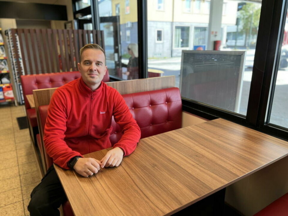 FORNØYD. Anders Leier kan stolt og fornøyd vise fram bensinstasjonen i ny drakt. - Folk er storfornøyde og mange sier det minner dem om en amerikansk Diner. FORNØYD. Anders Leier kan stolt og fornøyd vise fram bensinstasjonen i ny drakt. - Folk er storfornøyde og mange sier det minner dem om en amerikansk Diner. Foto: Espen Johansen