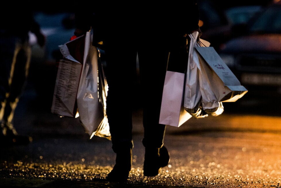 BRUKER MER. Ifølge Statistisk sentralbyrå (SSB) har jakten på gode tilbud og laveste pris ført til at julehandelen starter allerede i november. Med en lang julehandelperiode bruker de fleste mer penger totalt. BRUKER MER. Ifølge Statistisk sentralbyrå (SSB) har jakten på gode tilbud og laveste pris ført til at julehandelen starter allerede i november. Med en lang julehandelperiode bruker de fleste mer penger totalt. Foto: Jon Olav Nesvold / NTB