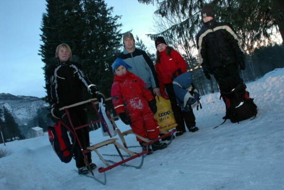 FRA ARKIVET. Chris Arne Teigen (14), Ruth Jorid Johansen (5), Lars Erik Johansen (16), Edith Alise Johansen (12) og Lasse Teigen (12) tigger Julstomp på Røkland i 2004. FRA ARKIVET. Chris Arne Teigen (14), Ruth Jorid Johansen (5), Lars Erik Johansen (16), Edith Alise Johansen (12) og Lasse Teigen (12) tigger Julstomp på Røkland i 2004. Foto: Arkiv
