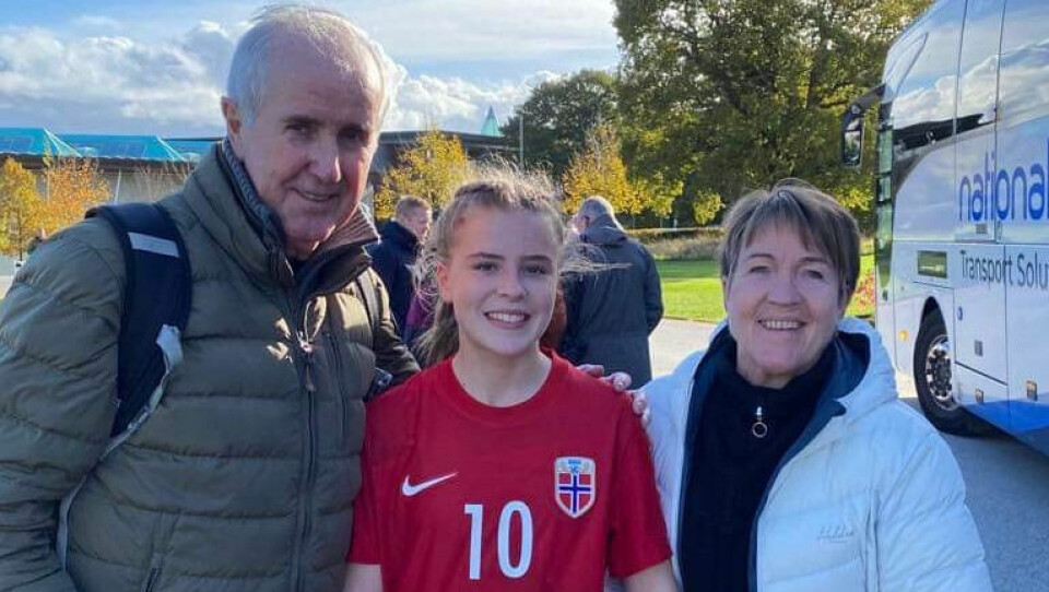 MÅL. I sin andre landskamp kom scoringen for Jenny Henriette Storsletten fra Saltdalkameratene. Her sammen med besteforeldrene Odd-Arve og Oddrun Bentsen som er på plass i den norske heiagjengen. MÅL. I sin andre landskamp kom scoringen for Jenny Henriette Storsletten fra Saltdalkameratene. Her sammen med besteforeldrene Odd-Arve og Oddrun Bentsen som er på plass i den norske heiagjengen. Foto: Glen Erik Storsletten