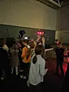 FESTSTEMNING. Det ble liv på dansegulvet da DJ Memz spilte opp. Såpeboblemaskinen gjorde det ekstra gøy å danse.