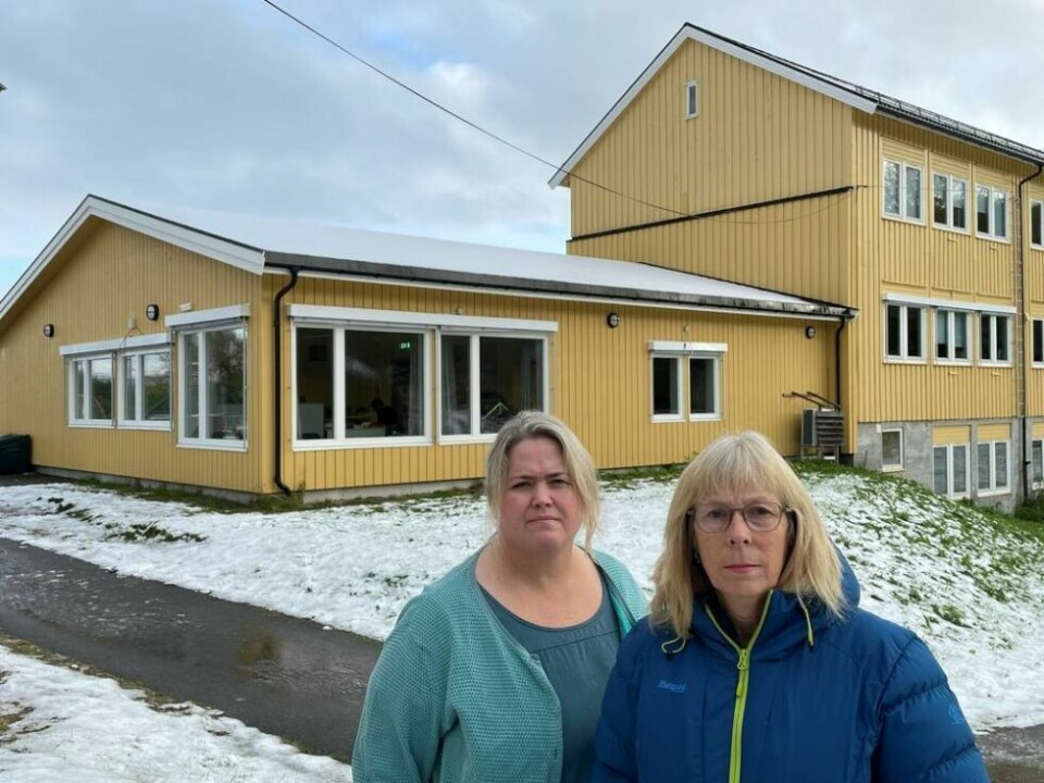 VIL BLI HØRT. De ansatte ved Røsvik oppvekstsenter føler ikke at de blir hørt i saken om hvor barnehagen skal være. Her representert ved de tillitsvalgte, Ann Merete Bjørknes (t.v.) og Lisbeth Eidissen. I bakgrunnen er tilbygget som er en av de aktuelle plasseringene. VIL BLI HØRT. De ansatte ved Røsvik oppvekstsenter føler ikke at de blir hørt i saken om hvor barnehagen skal være. Her representert ved de tillitsvalgte, Ann Merete Bjørknes (t.v.) og Lisbeth Eidissen. I bakgrunnen er tilbygget som er en av de aktuelle plasseringene. Foto: Privat