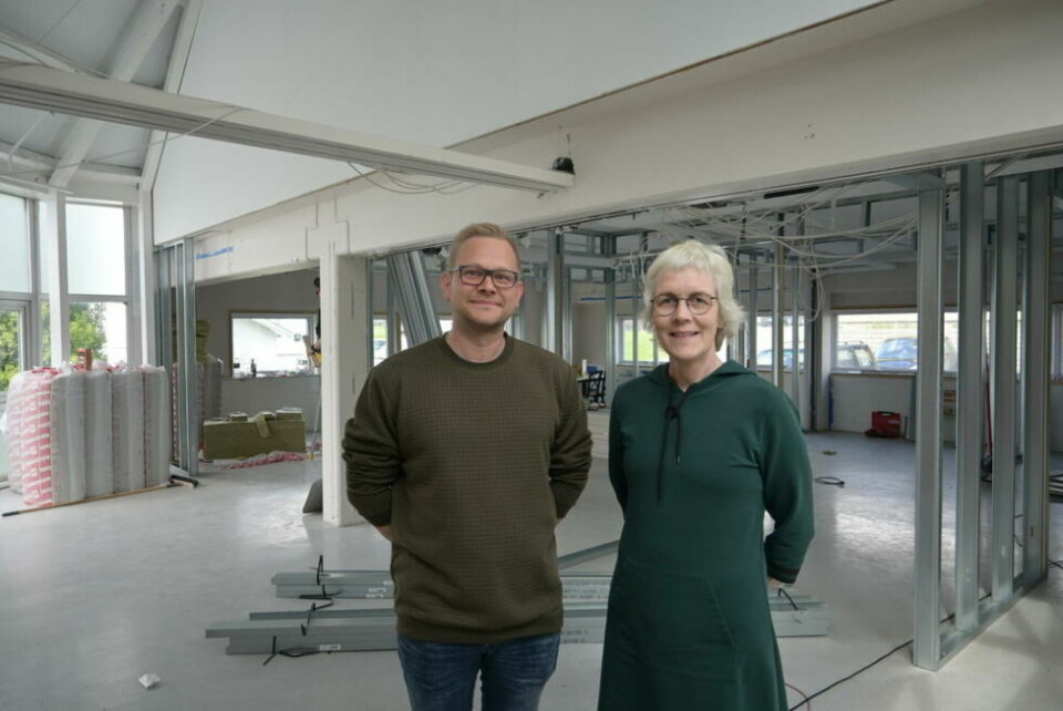 TIL ARKADEN. Daniel Aasen, Hanne Prytz og de andre i Økonomihuset åpner dørene i Arkaden førstkommende mandag. Her avbildet under oppussing av lokalene. TIL ARKADEN. Daniel Aasen, Hanne Prytz og de andre i Økonomihuset åpner dørene i Arkaden førstkommende mandag. Her avbildet under oppussing av lokalene. Foto: Stig Bjørnar Karlsen