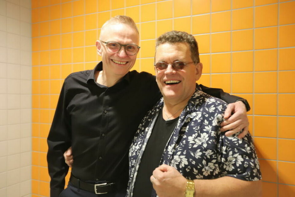 Selveste Robert Thuv og Espen Melvik spiller opp til dans i flerbrukshallen. Robert hadde kledt seg i sort for anledningen (ikke fordi han sørget, men fordi det er ei stilig farge). Han sto og dro klesbørsten over klærne når journalisten kom inn i garderoben. - Er det hundehår på meg nå? Jeg har hund altså. De gledet seg til å lage god stemning. Selveste Robert Thuv og Espen Melvik spiller opp til dans i flerbrukshallen. Robert hadde kledt seg i sort for anledningen (ikke fordi han sørget, men fordi det er ei stilig farge). Han sto og dro klesbørsten over klærne når journalisten kom inn i garderoben. - Er det hundehår på meg nå? Jeg har hund altså. De gledet seg til å lage god stemning. Foto: Lise Berntzen