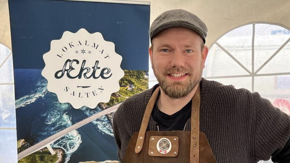 ARTIG. - Det er alltid litt stress i siste liten, men nå skal vi bare kose oss og ha det artig, sier Jørgen Storhaug fra Beiarn og mener Salten Mat nå er blitt en skikkelig fin matfestival. ARTIG. - Det er alltid litt stress i siste liten, men nå skal vi bare kose oss og ha det artig, sier Jørgen Storhaug fra Beiarn og mener Salten Mat nå er blitt en skikkelig fin matfestival. Foto: Espen Johansen
