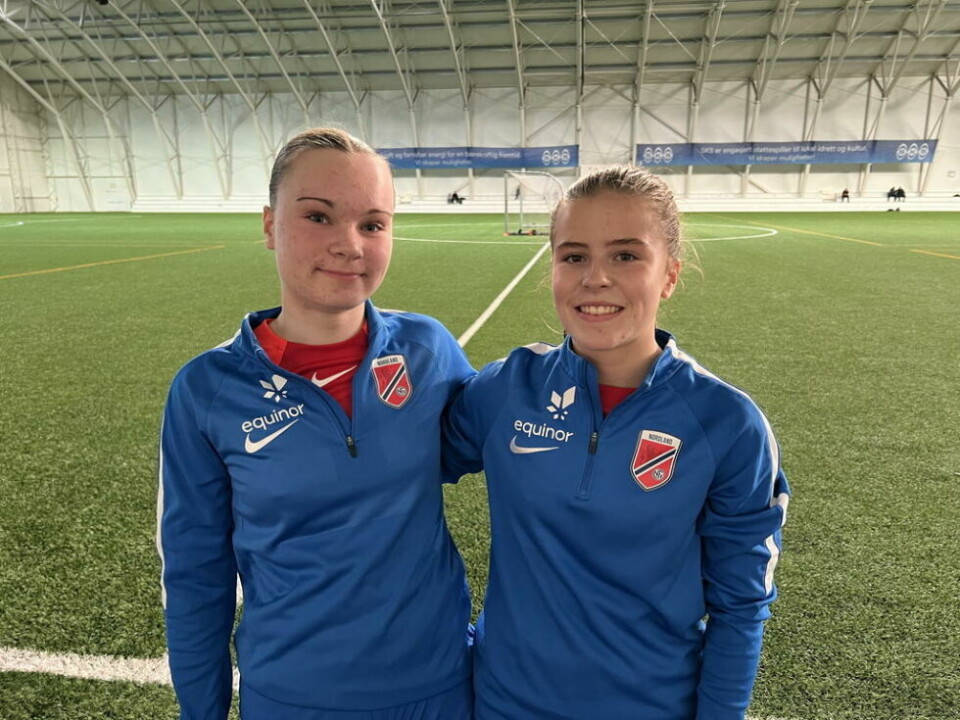 PÅ SAMLING. Amalie Haugen og Jenny Henriette Storsletten fra Saltdalkameratene er på plass på NFF sin talentleir for Nordland i SKS Arena på Fauske denne uken. - Kjempebra opplegg, sier de etter å ha gjennomført tre av fire treningene. Da gjensto også to kamper PÅ SAMLING. Amalie Haugen og Jenny Henriette Storsletten fra Saltdalkameratene er på plass på NFF sin talentleir for Nordland i SKS Arena på Fauske denne uken. - Kjempebra opplegg, sier de etter å ha gjennomført tre av fire treningene. Da gjensto også to kamper Foto: Espen Johansen