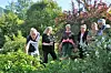 VANDRING. Oppmerksomme tilhørere under hagevandringen når Torild og Per Kristian forteller. Foto: Lars Olav Handeland