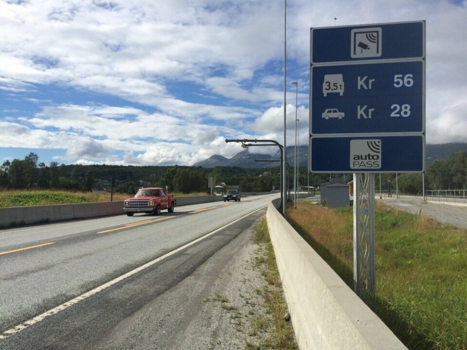 FJERNES. Ifølge VG er bomstasjonen mellom Røvika og Strømsnes en av fem som kan fjernes etter at Frp er blitt enige med regjeringspartiene om revidert nasjonalbudsjett. FJERNES. Ifølge VG er bomstasjonen mellom Røvika og Strømsnes en av fem som kan fjernes etter at Frp er blitt enige med regjeringspartiene om revidert nasjonalbudsjett. Foto: Frank Øvrewall