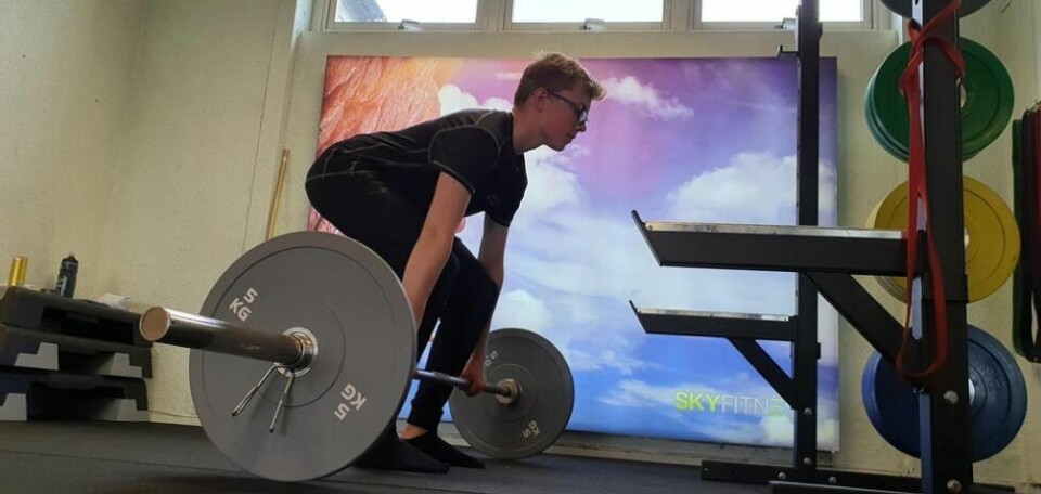 LØFTER. Her er Tobias Wemberg Sigvartsen kommet seg i trening på Sky Fitness igjen. LØFTER. Her er Tobias Wemberg Sigvartsen kommet seg i trening på Sky Fitness igjen. Foto: Sky Fitness
