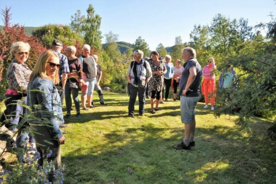 FORTELLER. På hagevandring hos Torild og Per Kristian Almås i Misvær. Per Kristian forteller. FORTELLER. På hagevandring hos Torild og Per Kristian Almås i Misvær. Per Kristian forteller.