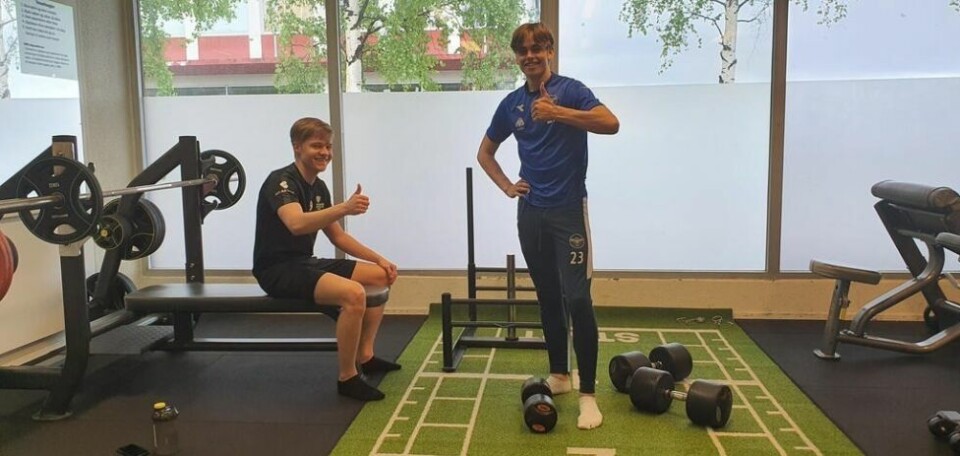 FORNØYDE. Fredrik Bjørnstad og Jonatan Schjeldrupsen gir tommel opp for gjenåpningen av treningssenteret. FORNØYDE. Fredrik Bjørnstad og Jonatan Schjeldrupsen gir tommel opp for gjenåpningen av treningssenteret. Foto: Sky Fitness
