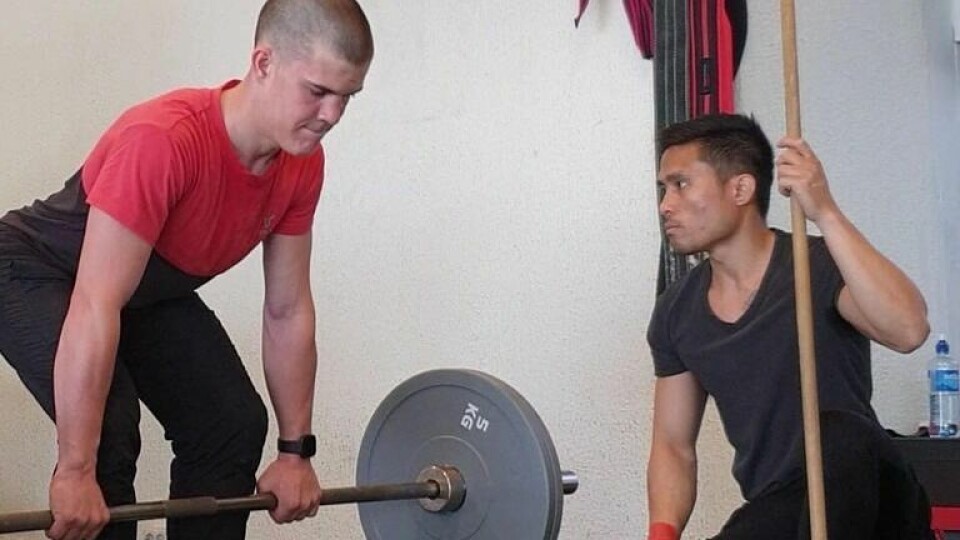 PT. Marriel Dionaldo (til høyre) er daglig leder og personlig trener på Sky Fitness. Her er han sammen med Asbjørn Lind som tar markløft. PT. Marriel Dionaldo (til høyre) er daglig leder og personlig trener på Sky Fitness. Her er han sammen med Asbjørn Lind som tar markløft. Foto: Sky Fitness