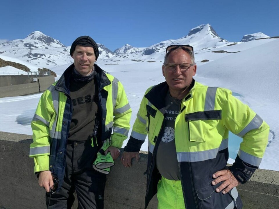 FINE DAGER. Det var riktig så idyllisk ved Giken lukehus, men for Ben Are Pedersen og Kurt Kvam er det viktig også av sikkerhetsmessige grunner å bruke finværsdagene ute. I dårlig vær blir det farligere å ferdes i fjellet - selv om man er godt kjent. FINE DAGER. Det var riktig så idyllisk ved Giken lukehus, men for Ben Are Pedersen og Kurt Kvam er det viktig også av sikkerhetsmessige grunner å bruke finværsdagene ute. I dårlig vær blir det farligere å ferdes i fjellet - selv om man er godt kjent. Foto: Espen Johansen