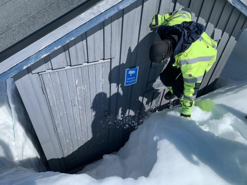 PÅJOBB. Ben Are Pedersen tar seg ned til døra og er klar for å teste luka i Rupsi. PÅJOBB. Ben Are Pedersen tar seg ned til døra og er klar for å teste luka i Rupsi. Foto: Espen Johansen