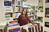 ÅPNER BIBLIOTEKET. Kristine Nordal er tilbake på Sørfold bibliotek på Straumen etter å ha hatt hjemmekontor. Det er nå åpent to dager i uka. Foto: Eva S. Winther