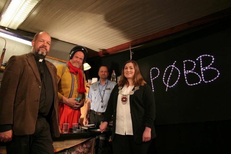 PØBBKVELD. Gussmund Olaussen åpnet pøbben og fikk besøk av Arnt Håkon Nordkil, Ronny Borge og Marlen Rendall Berg, noe han satte umåtelig stor pris på. PØBBKVELD. Gussmund Olaussen åpnet pøbben og fikk besøk av Arnt Håkon Nordkil, Ronny Borge og Marlen Rendall Berg, noe han satte umåtelig stor pris på. Foto: Tor Ove Karlsen