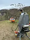 BYGGET SELV. Kloa som enger under helikopteret, har pilot Håkan Norlén bygget selv. Med den kan han plukke med seg over 800 kilo per tur. Foto: Foto: Helge Simonsen