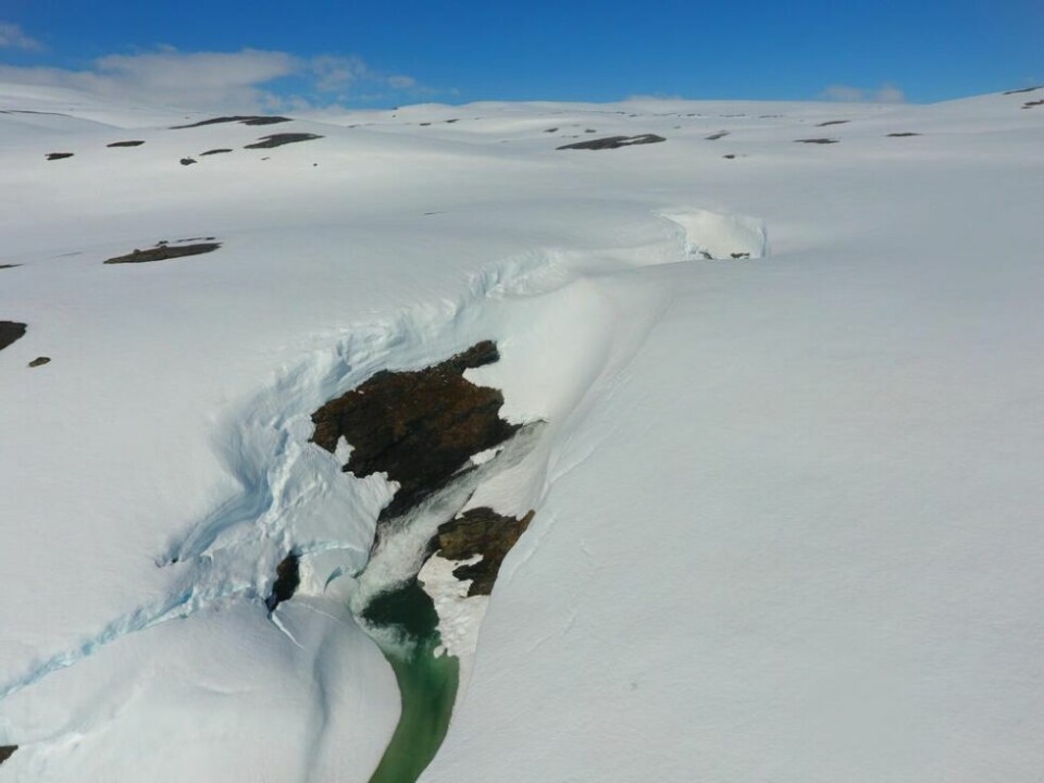 BREVANN. Her renner vann fra Blåmannsisen åpent, rett før det skal i tunnel og ledes innom flere av SKS sine anlegge. Det er langt igjen til Fauskevika... BREVANN. Her renner vann fra Blåmannsisen åpent, rett før det skal i tunnel og ledes innom flere av SKS sine anlegge. Det er langt igjen til Fauskevika... Foto: Espen Johansen
