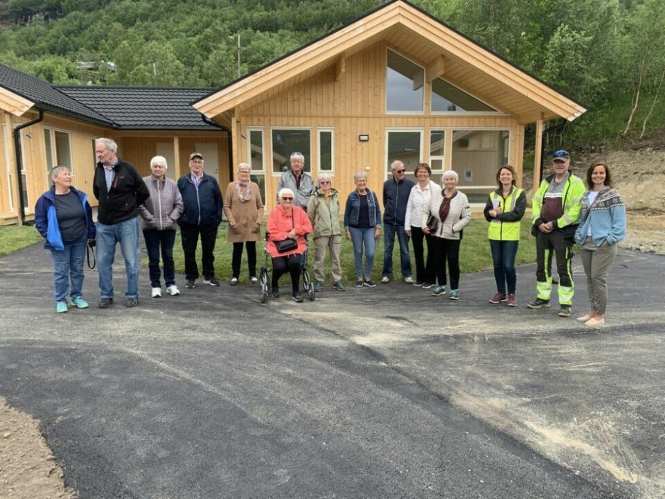 OVERLEVERING. Både Sulitjelma boligfond, entreprenøren og innflytterne selv var på plass ved overleveringen fredag. OVERLEVERING. Både Sulitjelma boligfond, entreprenøren og innflytterne selv var på plass ved overleveringen fredag. Foto: Espen Johansen