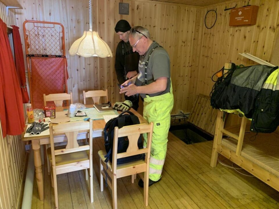 INNE. Ben Are og Kurt inne i lukehuset. Her det både stoler og bord, senger og et lite kjøkken - i tillegg til alt det tekniske som de var der for å sjekke. INNE. Ben Are og Kurt inne i lukehuset. Her det både stoler og bord, senger og et lite kjøkken - i tillegg til alt det tekniske som de var der for å sjekke. Foto: Espen Johansen