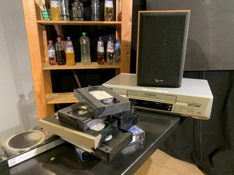 TEKNOLOGI. VHS-kassetter er fortsatt Gussmund sitt foretrukne format. Og så har han en surround-høyttaler... TEKNOLOGI. VHS-kassetter er fortsatt Gussmund sitt foretrukne format. Og så har han en surround-høyttaler... Foto: Espen Johansen