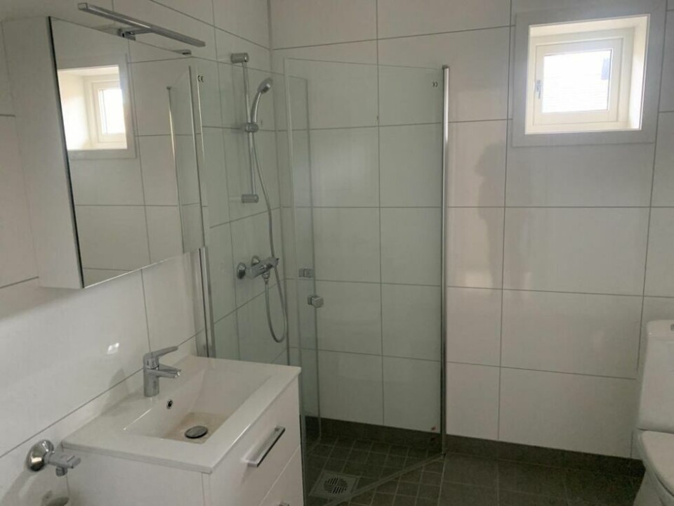 BADET. Alle veggene innvendig er hvite, også de på badet. BADET. Alle veggene innvendig er hvite, også de på badet. Foto: Espen Johansen
