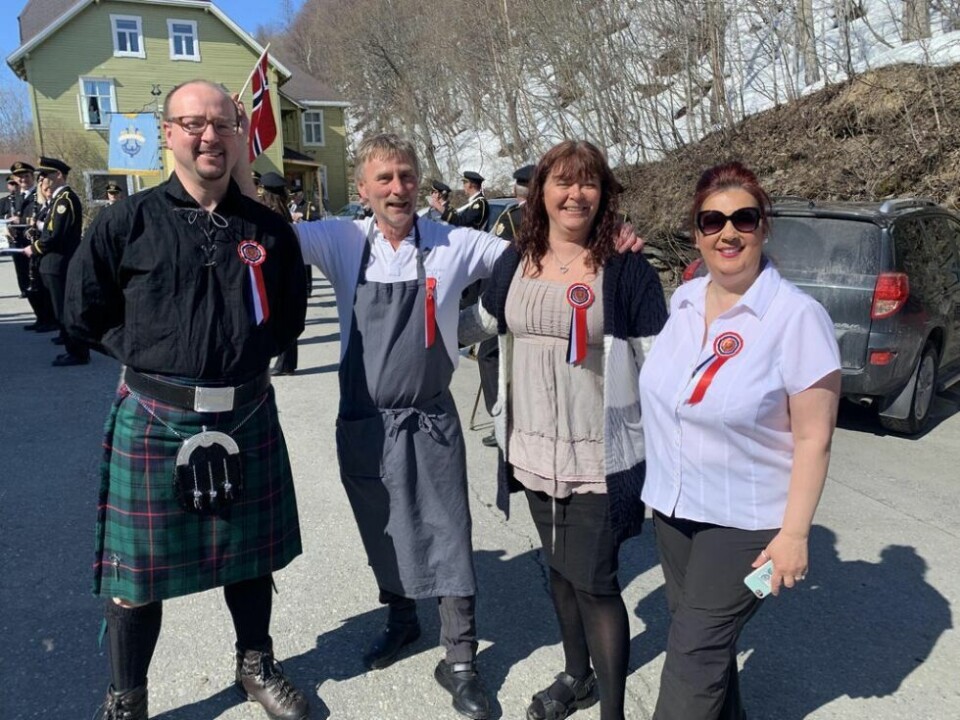 FEIRET. Gjengen ved Sulitjelma hotell tok seg en pause i en travel nasjonaldag for å få med seg Sulitjelma musikkorps på 17. mai. Fra venstre Steve Wright, Leif Helge Olsen, Astrid Wang Olsen og Emma Clarke. FEIRET. Gjengen ved Sulitjelma hotell tok seg en pause i en travel nasjonaldag for å få med seg Sulitjelma musikkorps på 17. mai. Fra venstre Steve Wright, Leif Helge Olsen, Astrid Wang Olsen og Emma Clarke. Foto: Espen Johansen
