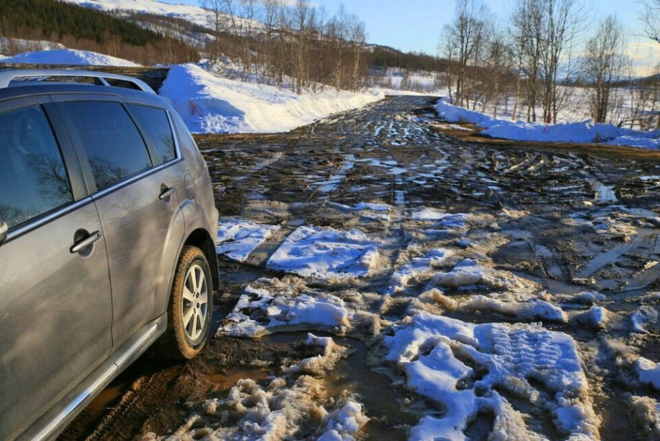 DÅRLIG VEI. Fridalsveien nord for Valnesfjord helsesportssenter stenges på grunn av teleløsning. DÅRLIG VEI. Fridalsveien nord for Valnesfjord helsesportssenter stenges på grunn av teleløsning. Foto: Harald Fagermo