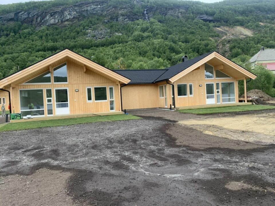 UTE. Det er kommet på plass en liten gressflekk utenfor boligene, og uteområdet skal forskjønnes ytterligere i sommer. UTE. Det er kommet på plass en liten gressflekk utenfor boligene, og uteområdet skal forskjønnes ytterligere i sommer. Foto: Espen Johansen