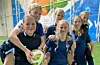 GODE JENTER. Til venstre Emma og Helene, i midten Annie og Hermine og til høyre Mina og Silje. - Vi spiller på samme lag til vanlig og det er kjempeartig å være på fotballskole også sammen, sier de kommende sjuendeklassingene. Foto: Espen Johansen