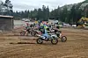 GOD START. Her går starten i første heat i MX85 i NM i Alta. Sverre fra Salten motorsport er nærmest kamera og henger godt med. Foto: Salten motorsport
