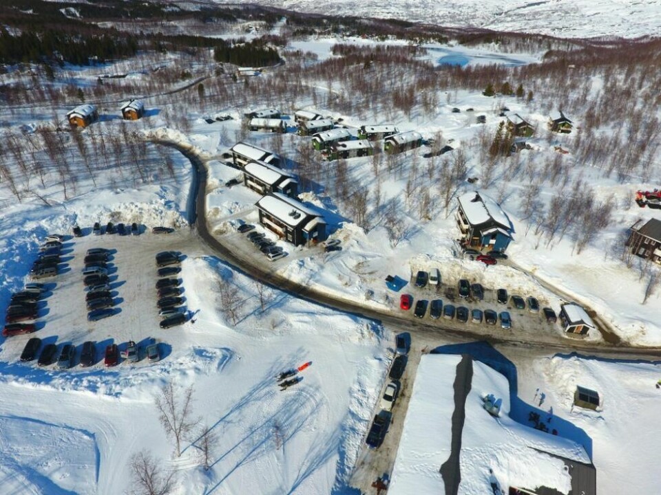 PLASS. Det er mange biler og snøskutere i Daja. Fra høsten kan de havne i garasjer, hvis interessen er stor nok til at prosjektet kan gjennomføres. PLASS. Det er mange biler og snøskutere i Daja. Fra høsten kan de havne i garasjer, hvis interessen er stor nok til at prosjektet kan gjennomføres. Foto: Espen Johansen