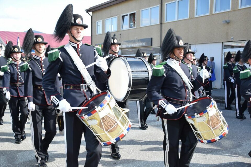 Garden defilerte gjennom deler av Fauske sentrum. Her er de på vei gjennom Sjøgata, før siste stopp er parkeringsplassen ved Rema 1000. Garden defilerte gjennom deler av Fauske sentrum. Her er de på vei gjennom Sjøgata, før siste stopp er parkeringsplassen ved Rema 1000. Foto: Frida Kalbakk