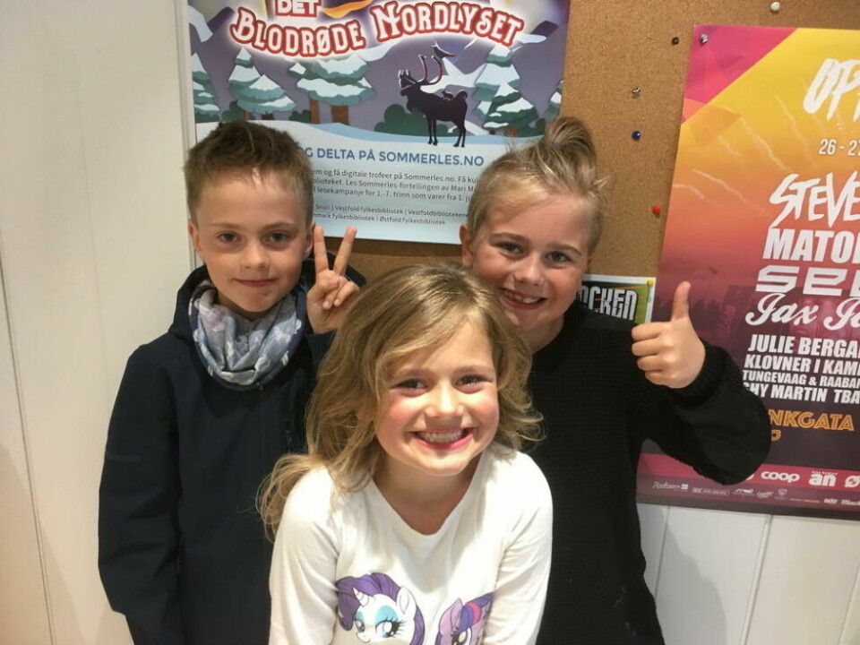 LESELYST. Sommerles er populært, og unger i Fauske har vært med helt siden starten i 2018. Sommerles-deltakerne Johan Setså, Vilde Setså Larssen og Emil Setså Larssen har deltatt i flere år. Her er de fotografert i 2019. LESELYST. Sommerles er populært, og unger i Fauske har vært med helt siden starten i 2018. Sommerles-deltakerne Johan Setså, Vilde Setså Larssen og Emil Setså Larssen har deltatt i flere år. Her er de fotografert i 2019. Foto: Elin Rønningen