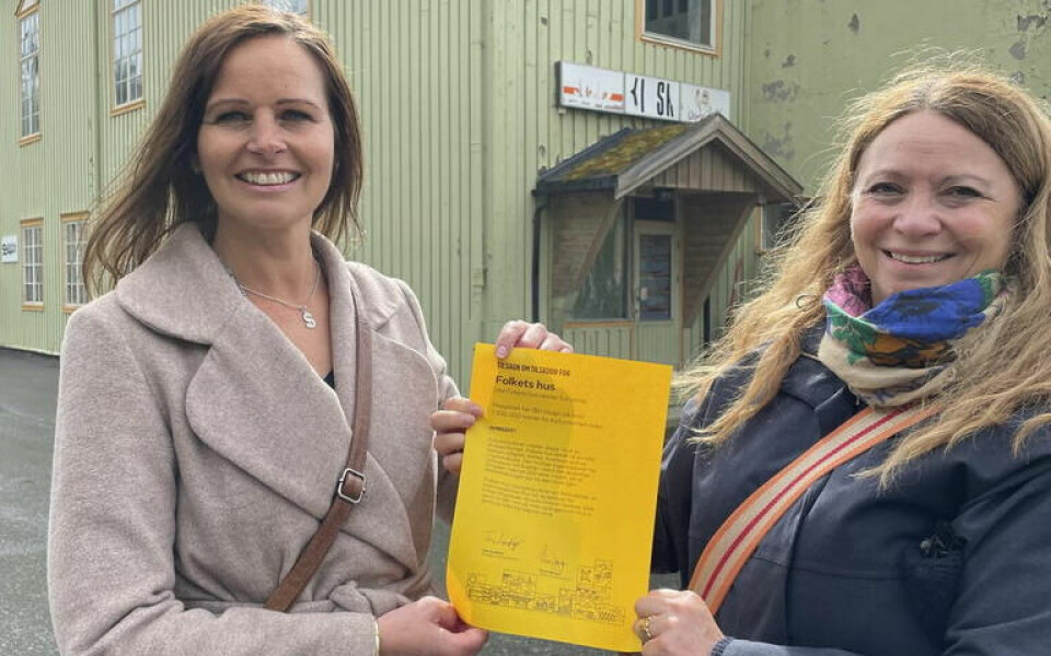 NY TILDELING. Kathrine Moan Larsen i Folkets hus venner og styreleder i Kulturminnefondet Hanne Kristin Jakhelln slår fast at vern og aktiv bruk fint kan gå hånd i hånd når kulturminner som Folkets hus skal bevares. NY TILDELING. Kathrine Moan Larsen i Folkets hus venner og styreleder i Kulturminnefondet Hanne Kristin Jakhelln slår fast at vern og aktiv bruk fint kan gå hånd i hånd når kulturminner som Folkets hus skal bevares. Foto: privat