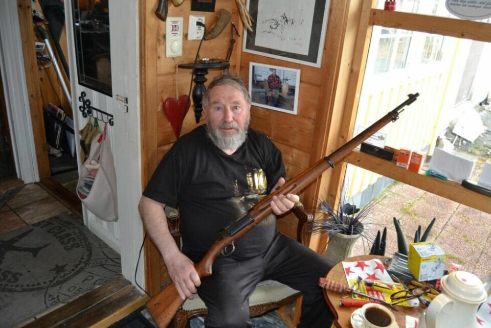 FARFARS RIFLE. Kjell Arne Hansen med rifla som farfaren, Bernhard Hansen, brukte under det første lanndskytterstevne i Nord-Norge i år 1900. FARFARS RIFLE. Kjell Arne Hansen med rifla som farfaren, Bernhard Hansen, brukte under det første lanndskytterstevne i Nord-Norge i år 1900. Foto: Ole Kristrian Andreassen