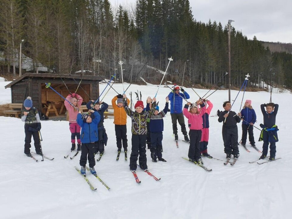 SKIDAG I MAI. 2. klasse ved Straumen skole storkoste seg på skidag med nykjørte løyper i Seljeåsen 14. mai. Det ble både aking, skitur og undervisning i finværet. Alle foto: Siw PettersenMATTETIME. I mattetimen lærte de om klokka. Her danner elever og to av lærerne ei svær klokke i snøen.SAMARBEIDET. Her har Emma Elise Bordi Nordhei (8) og Malin Kamfjord (8) laget klokke sammen.TRIMKASSE. Oppe ved Marenstua skrev turgåerne seg inn i trimboka som ligger i en kasse på veggen.LANGTUR. Her er Aksel Johan Osbakk Pedersen og Muhammed Abdurrahman Ali på tur i den lengste løypa.GÅTER. I norsktimen leste elevene gåter som lærerne hadde skrevet ut og laminert. Her leser Isak André Rossi (7).SNØKLOKKE. Her har Erik Berglund Valjord (7) laget en klokke i snøen med steiner og pinner. SKIDAG I MAI. 2. klasse ved Straumen skole storkoste seg på skidag med nykjørte løyper i Seljeåsen 14. mai. Det ble både aking, skitur og undervisning i finværet. Alle foto: Siw Pettersen