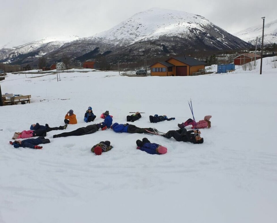 MATTETIME. I mattetimen lærte de om klokka. Her danner elever og to av lærerne ei svær klokke i snøen. MATTETIME. I mattetimen lærte de om klokka. Her danner elever og to av lærerne ei svær klokke i snøen.