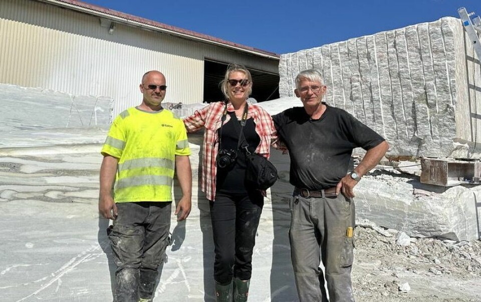 PÅ PLASS I BRUDDET. Her er den nye eieren Susan Moser på plass mellom Øystein Vesterås (t.v.) og Torvald Bie i Norwegian Rose. PÅ PLASS I BRUDDET. Her er den nye eieren Susan Moser på plass mellom Øystein Vesterås (t.v.) og Torvald Bie i Norwegian Rose. Foto: Privat