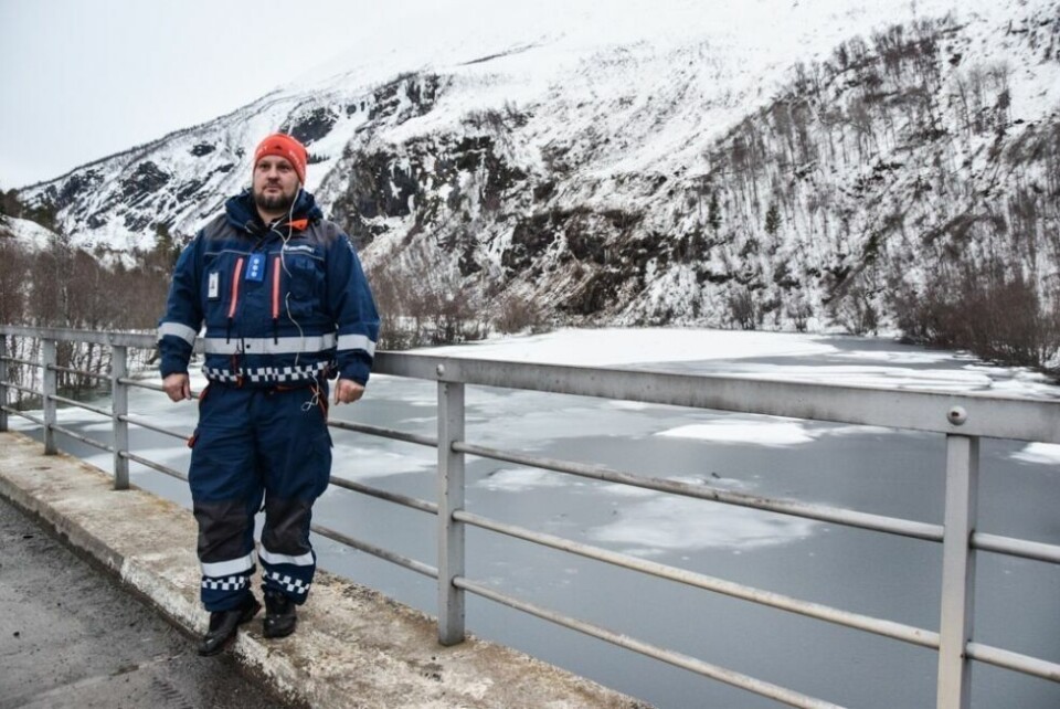 SIVILFORSVARET. Fulgte med gjennom kvelden og natten, fram til midnatt var Ivan Kleven vakt i Junkerdalen. Elva steg mye lørdag kveld, men utover natten skal vannmassene ha kommet seg ned Junkerdalen på en kontrollert måte. SIVILFORSVARET. Fulgte med gjennom kvelden og natten, fram til midnatt var Ivan Kleven vakt i Junkerdalen. Elva steg mye lørdag kveld, men utover natten skal vannmassene ha kommet seg ned Junkerdalen på en kontrollert måte. Foto: Tarjei Abelsen