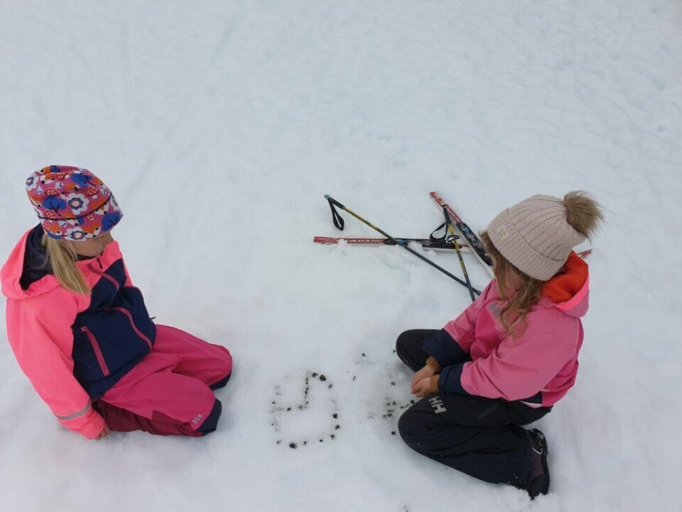 SAMARBEIDET. Her har Emma Elise Bordi Nordhei (8) og Malin Kamfjord (8) laget klokke sammen. SAMARBEIDET. Her har Emma Elise Bordi Nordhei (8) og Malin Kamfjord (8) laget klokke sammen.